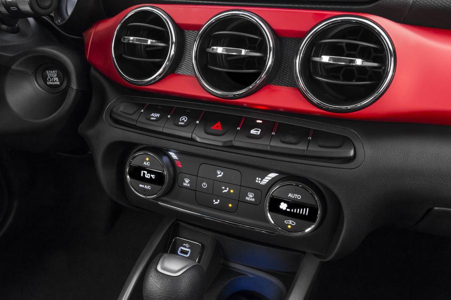 Детали интерьера Fiat Argo HGT Opening Edition Mopar 2017 года  (фото 16 из 40)